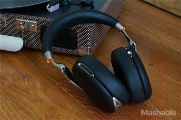 French - Beautiful Pricey Noise-canceling Bluetooth Headphones