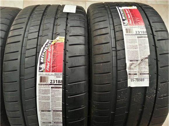 Grip Wet - Michelin Pilot Super Sport Tires