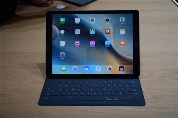 The Apple Ipad Pro - Tablet Loops Through Webpages